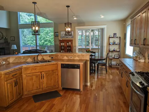 Kitchen - 61276 Splendor Ln, Bend, OR 97702 photo 3 of 4