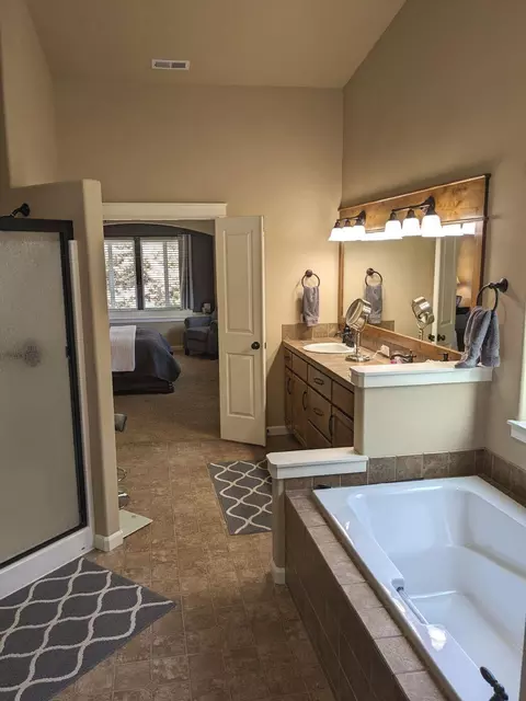 Bath - 61276 Splendor Ln, Bend, OR 97702 photo 3 of 4