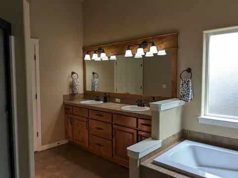 Bath - 61276 Splendor Ln, Bend, OR 97702 photo 4 of 4