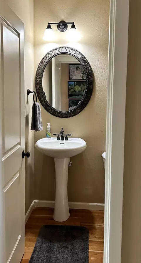 Bath - 61276 Splendor Ln, Bend, OR 97702 photo 1 of 4