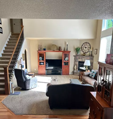Living - 61276 Splendor Ln, Bend, OR 97702 photo 2 of 3