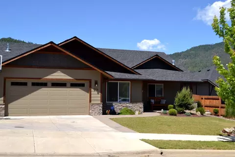 916 NW Bishop St, Grants Pass, OR 97526