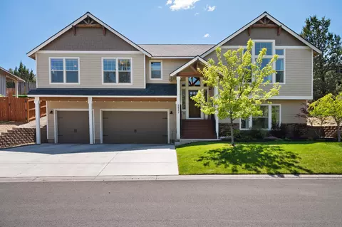 2447 SW Valleyview Dr, Redmond, OR 97756