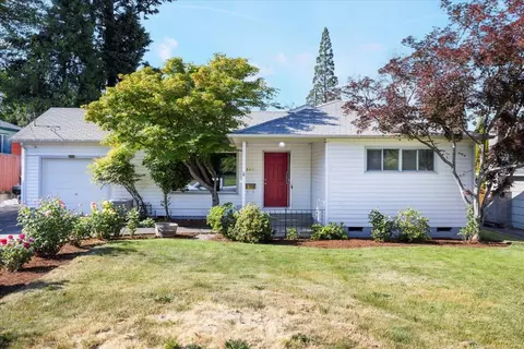 1516 Stratford Ave, Medford, OR 97504