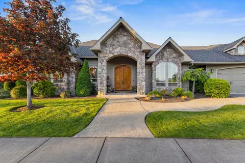 1067 NW Starlite Pl, Grants Pass, OR 97526