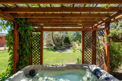 Exterior - 64755 Mcgrath Rd, Bend, OR 97701 photo 8 of 17