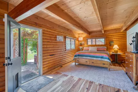 Bedroom - 64755 Mcgrath Rd, Bend, OR 97701 photo 2 of 8