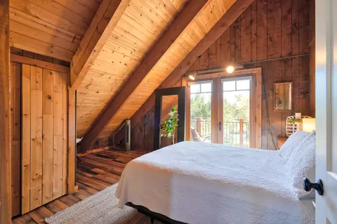 Bedroom - 64755 Mcgrath Rd, Bend, OR 97701 photo 5 of 8