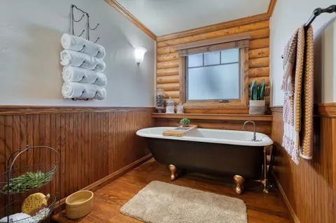 Bath - 64755 Mcgrath Rd, Bend, OR 97701 photo 2 of 5