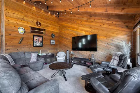 Living - 64755 Mcgrath Rd, Bend, OR 97701 photo 5 of 6