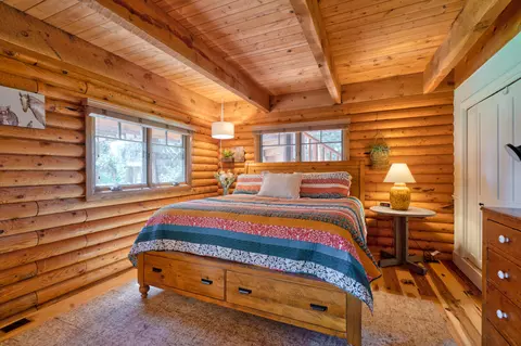 Bedroom - 64755 Mcgrath Rd, Bend, OR 97701 photo 4 of 8