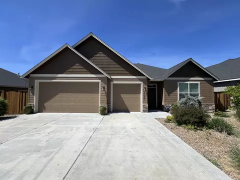 3047 NW Canyon Dr, Redmond, OR 97756