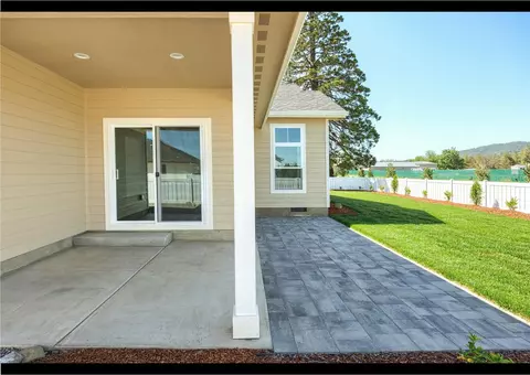 Exterior - 1417 River Run St, Central Point, OR 97502 photo 10 of 15