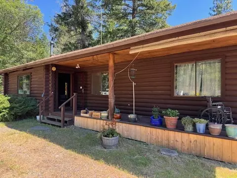 155 Shadywood Dr, Cave Junction, OR 97523