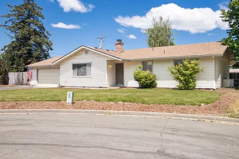 1510 Sunny Cir, Grants Pass, OR 97527