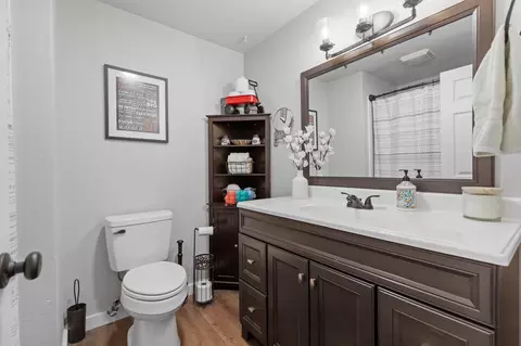 Bath - 746 Hemlock Ct, Central Point, OR 97502 photo 1 of 3