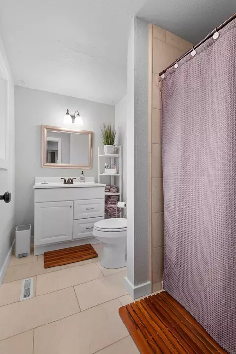 Bath - 746 Hemlock Ct, Central Point, OR 97502 photo 3 of 3