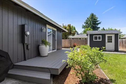 Exterior - 746 Hemlock Ct, Central Point, OR 97502 photo 11 of 12