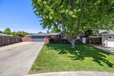 746 Hemlock Ct, Central Point, OR 97502