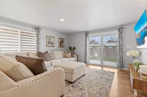 Living - 746 Hemlock Ct, Central Point, OR 97502 photo 5 of 5