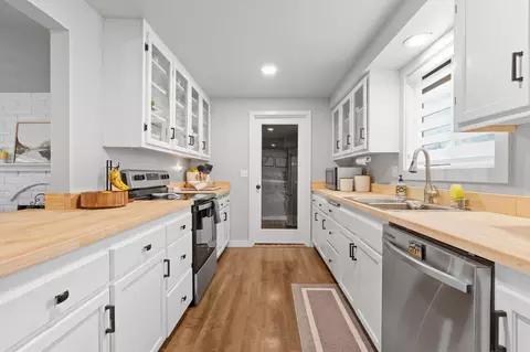 Kitchen - 746 Hemlock Ct, Central Point, OR 97502 photo 1 of 3