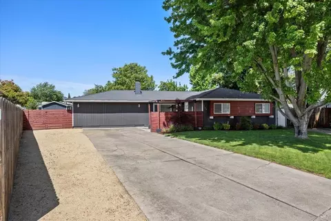Exterior - 746 Hemlock Ct, Central Point, OR 97502 photo 2 of 12