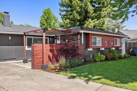 Exterior - 746 Hemlock Ct, Central Point, OR 97502 photo 4 of 12