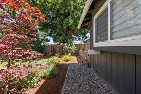 Exterior - 746 Hemlock Ct, Central Point, OR 97502 photo 12 of 12