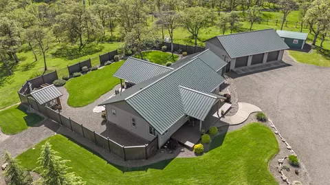 393 Bond Rd, Shady Cove, OR 97539