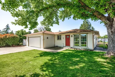 2745 Jim Cir, White City, OR 97503