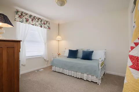 Bedroom - 20720 Lyra Dr, Bend, OR 97703 photo 2 of 2