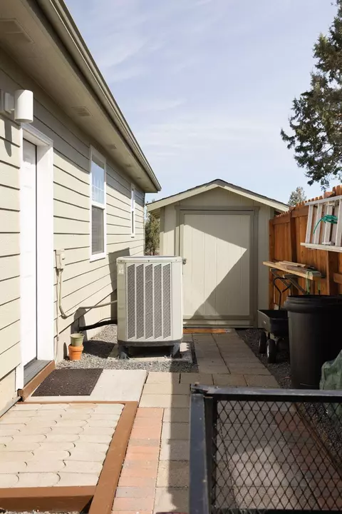 Exterior - 20720 Lyra Dr, Bend, OR 97703 photo 6 of 11
