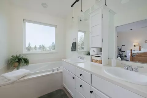 Bath - 20720 Lyra Dr, Bend, OR 97703 photo 1 of 3