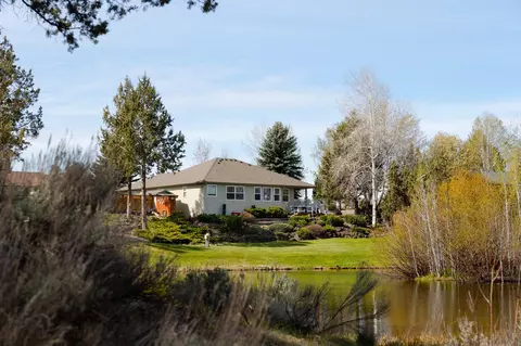 Exterior - 20720 Lyra Dr, Bend, OR 97703 photo 2 of 11