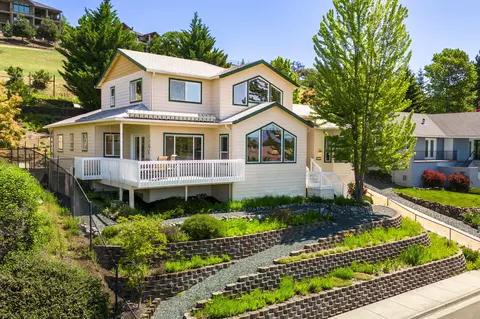 4755 Cloudcrest Dr, Medford, OR 97504