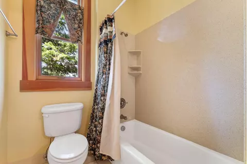 Bath - 330 Seclusion Loop, Grants Pass, OR 97526 photo 6 of 6
