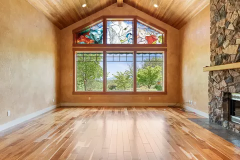 Living - 330 Seclusion Loop, Grants Pass, OR 97526 photo 2 of 3