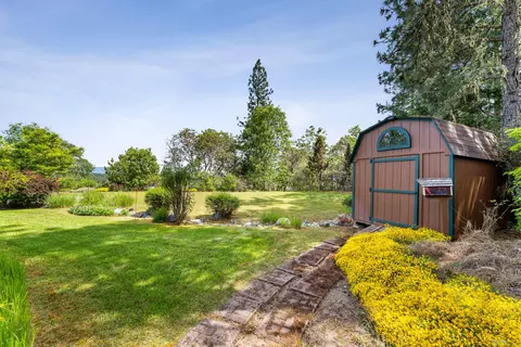 Exterior - 330 Seclusion Loop, Grants Pass, OR 97526 photo 2 of 8