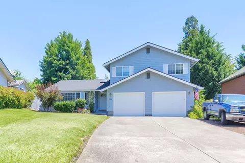 102 NW Dawnhill Ct, Grants Pass, OR 97526