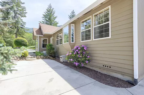 1351 Summit Loop, Grants Pass, OR 97527 photo 7