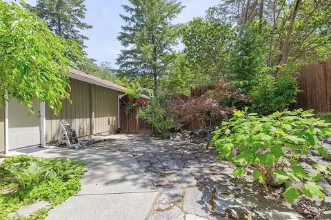 1351 Summit Loop, Grants Pass, OR 97527 photo 25