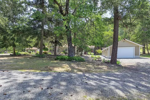 1351 Summit Loop, Grants Pass, OR 97527 photo 4