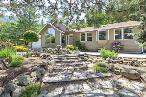 1351 Summit Loop, Grants Pass, OR 97527