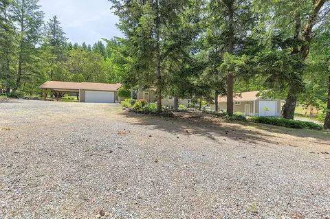 1351 Summit Loop, Grants Pass, OR 97527 photo 3