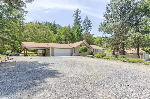 1351 Summit Loop, Grants Pass, OR 97527 photo 2