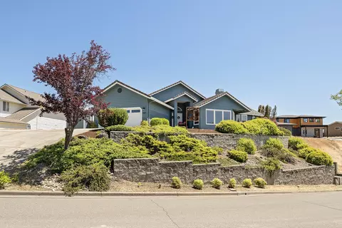 1047 NW Starlite Pl, Grants Pass, OR 97526