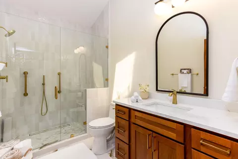 Bath - 20444 Outback Ct, Bend, OR 97702 photo 4 of 5