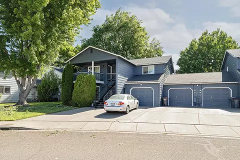564 Village Dr, Central Point, OR 97502
