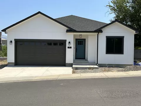 100 Oak Valley Dr, Talent, OR 97540