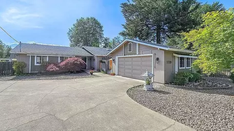 1720 Cloverlawn Dr, Grants Pass, OR 97527